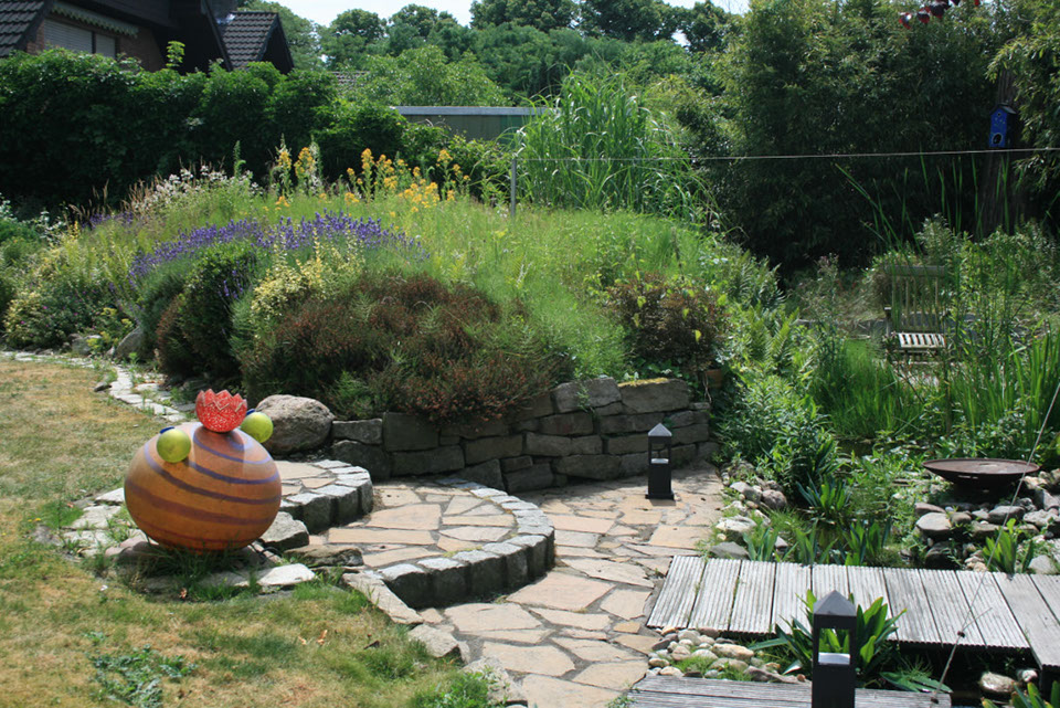 vorher: der Teich versteckt sich hinter dem Staudenhuegel, Gartenbau, Gartenplanung, Wesel, Gilhaus