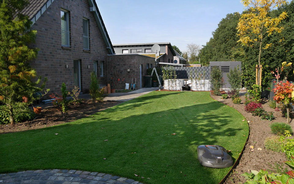 organische Beetform, Naschgarten, Maehroboter, Gartenbau, Gartendesign, Wesel, Gilhaus