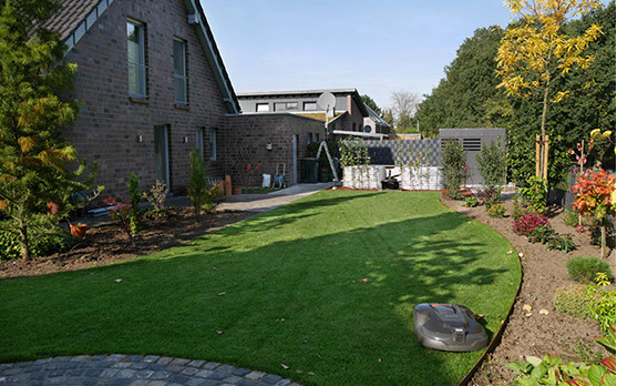 organische Beetform, Naschgarten, Maehroboter, Gartenbau, Gartendesign, Wesel, Gilhaus